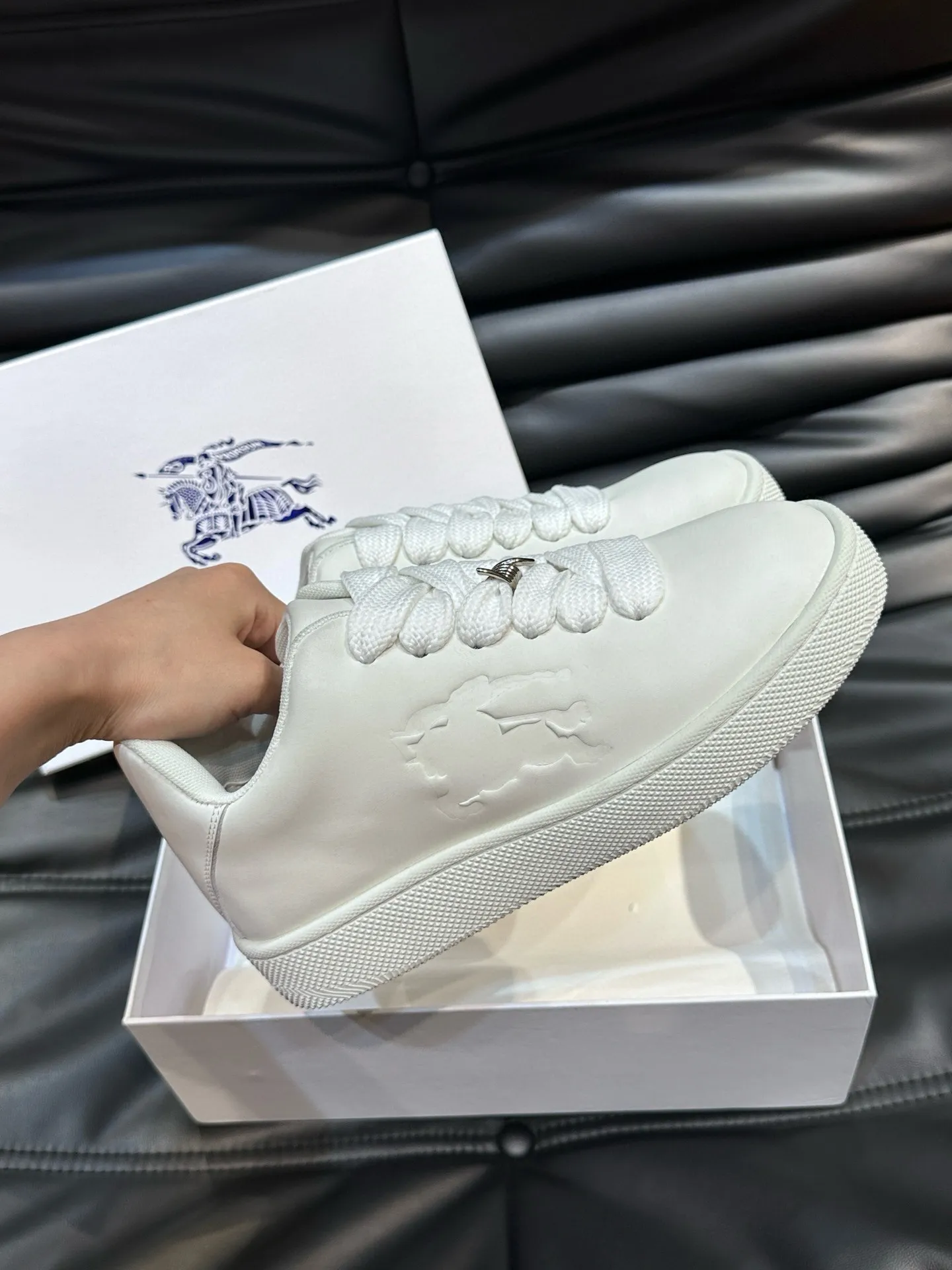 Factory price: 500💰Burberry Box series👫Thick-soled casual sports shoes for couples, cool sneakers and bread shoes, purchased and developed from the original version, the top version of the Box series sports shoes, made of original plaid/knitted fabric, embellished with embossed Equestrian Knight logo (EKD). Made of mesh lining, the laces are decorated with metal coils, the rubber sole is decorated with the Burberry letter logo, and the original molded 3.5CM two-color T men's shoe 💰U outsole! Code number: 35-45 (35-45 customized)